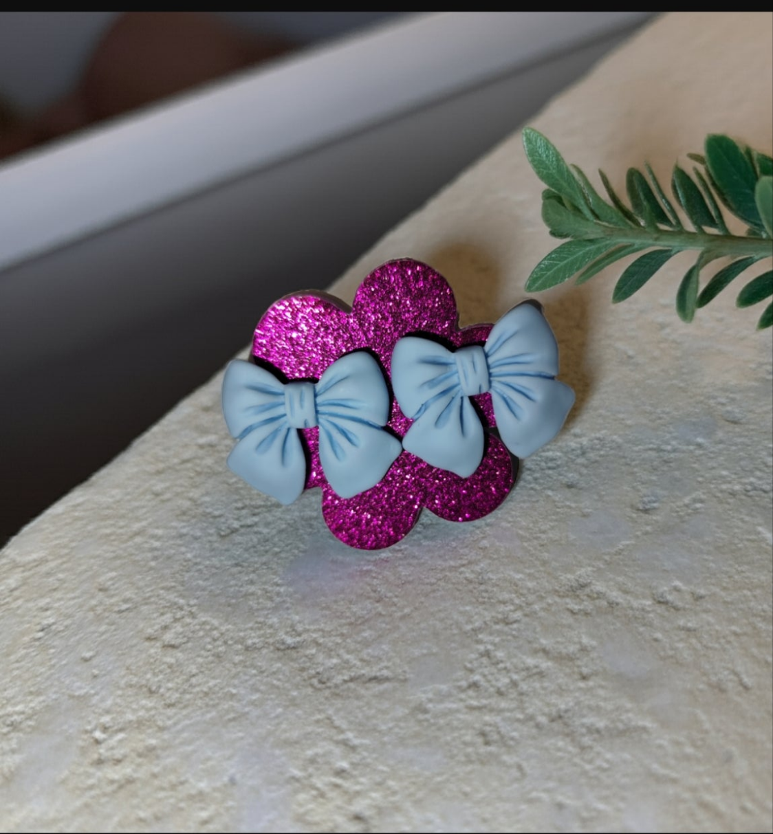 Orecchini con Fiocco Azzurro e Base Decorativa Fucsia