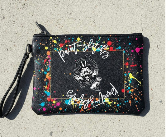 Pochette nera in ecopelle con schizzi di vernice colorata e logo Paint-Sketches su sfondo grigio".